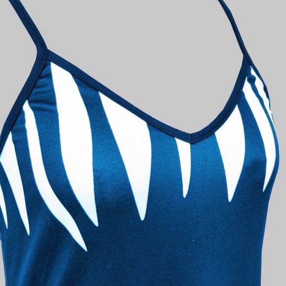 👗 Blue and White Striped Maxi Dress - Picture 3 of 8